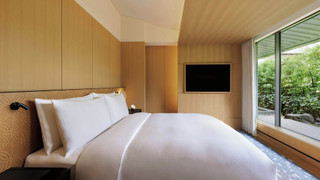 スイート キングベッド 1 台 ガーデンビュー