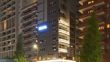 施設の正面 (日没後) / 1