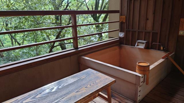 客室の露天風呂。森を拝みながらのお風呂は気持ちよかったです。