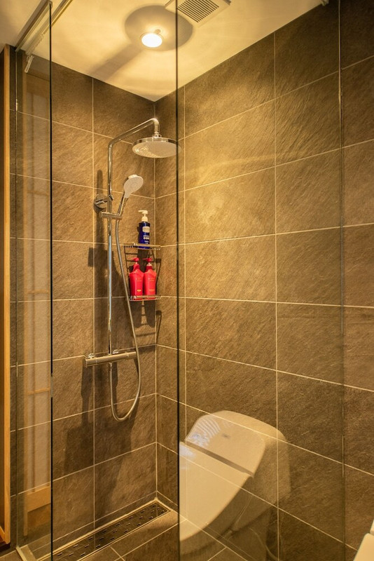 バスルームのシャワー