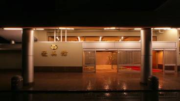 施設の正面 (日没後) / 1