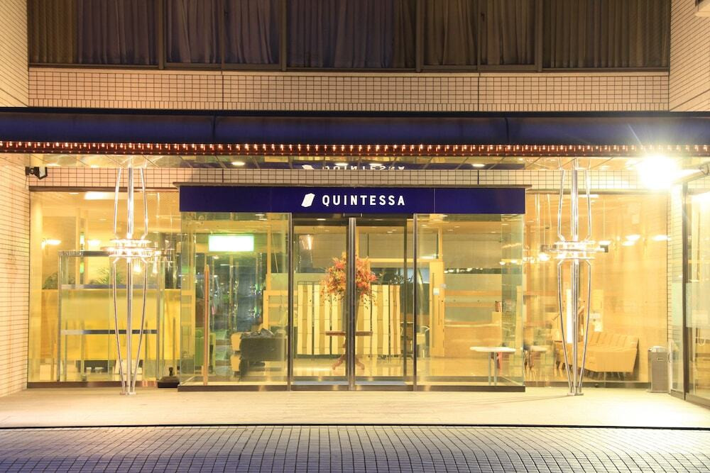 施設の正面 (日没後)