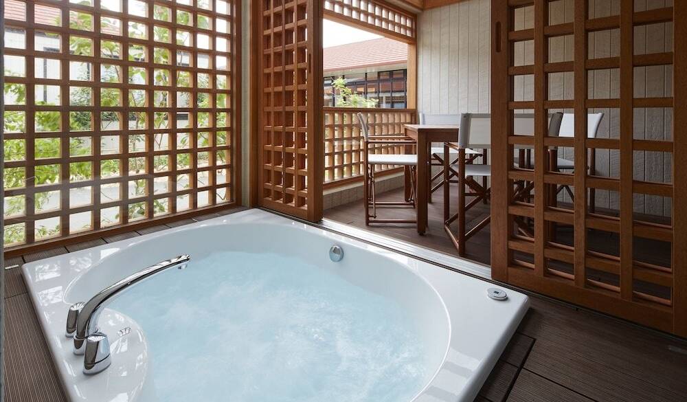 客室のジャグジーバス / 2