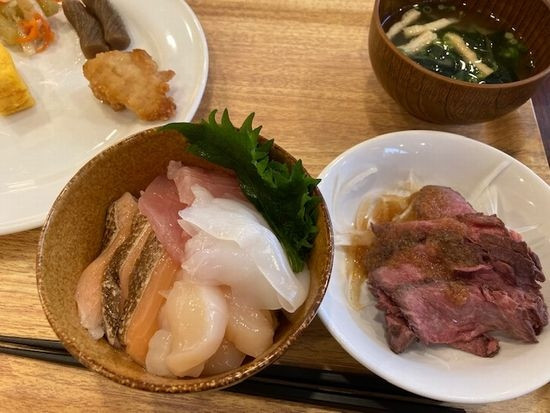 朝食は種類も多く美味しかった。スタッフさんもテキパキで好印象