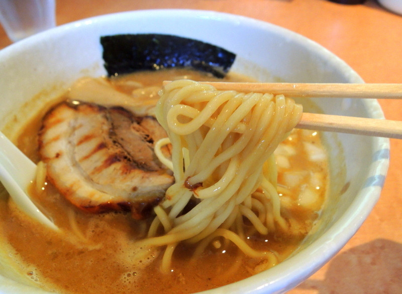 「麺家 一鶴」料理 871667 鶏煮干らーめん(700円)麺少なめ味玉入り　麺