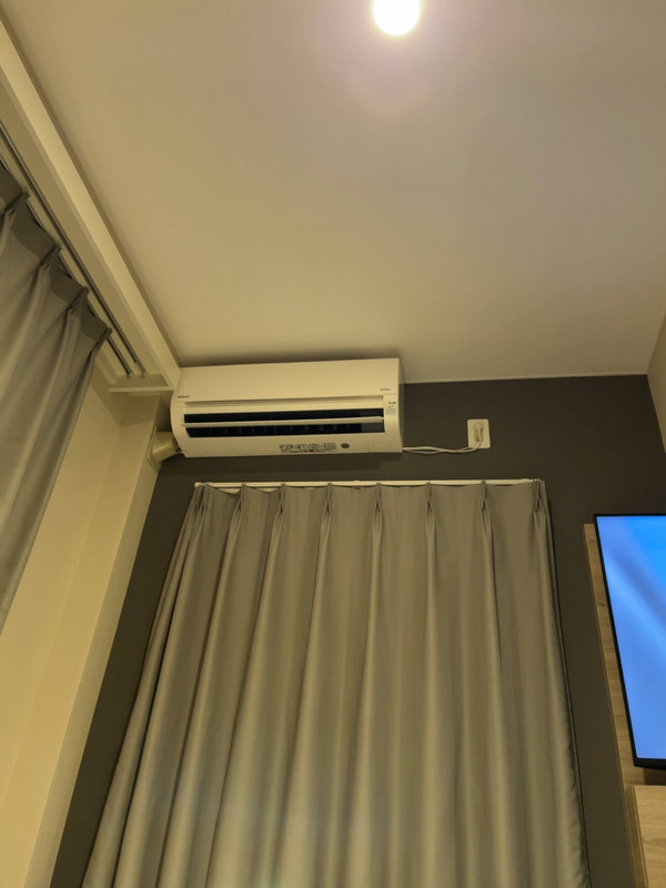 ベットの真上にエアコンあります