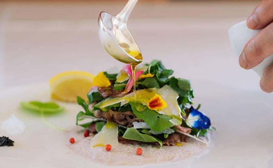 ドレスアップして
沖縄の美食を堪能 / 4