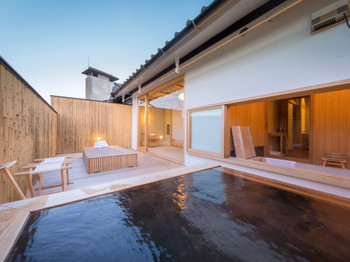 Open-air bath image with sake
