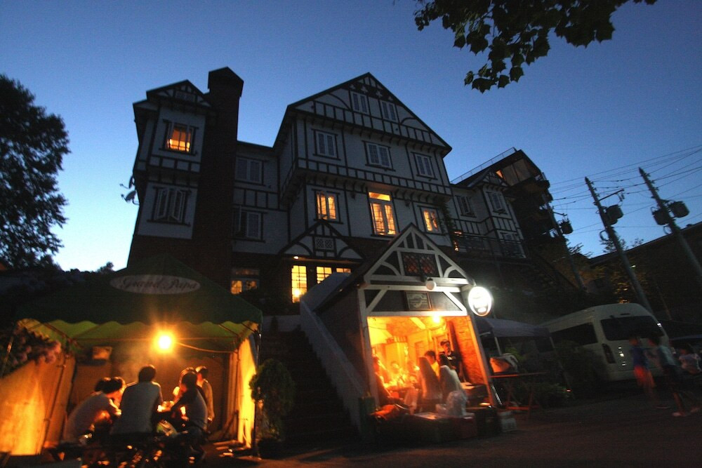 施設の正面 (日没後)