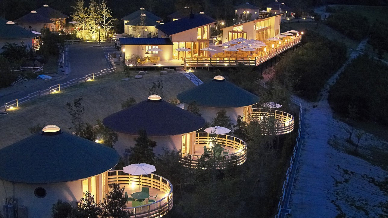 夜、貸切露天風呂に入る若い女性　温泉イメージ　GoToトラベルキャンペーン