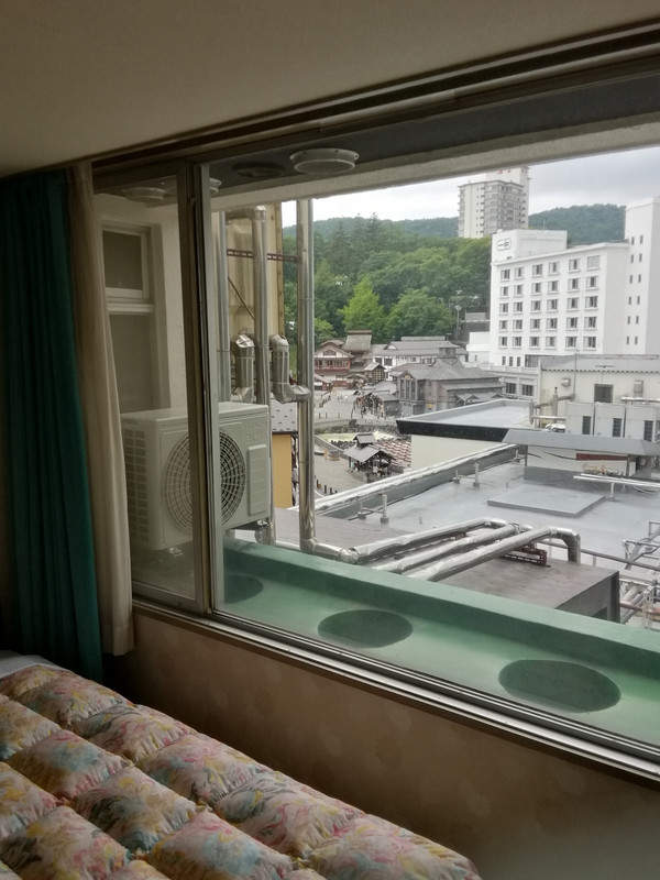 部屋から望む湯畑