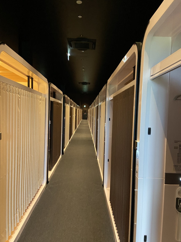 個室が並ぶ廊下は寝台列車のようだ。