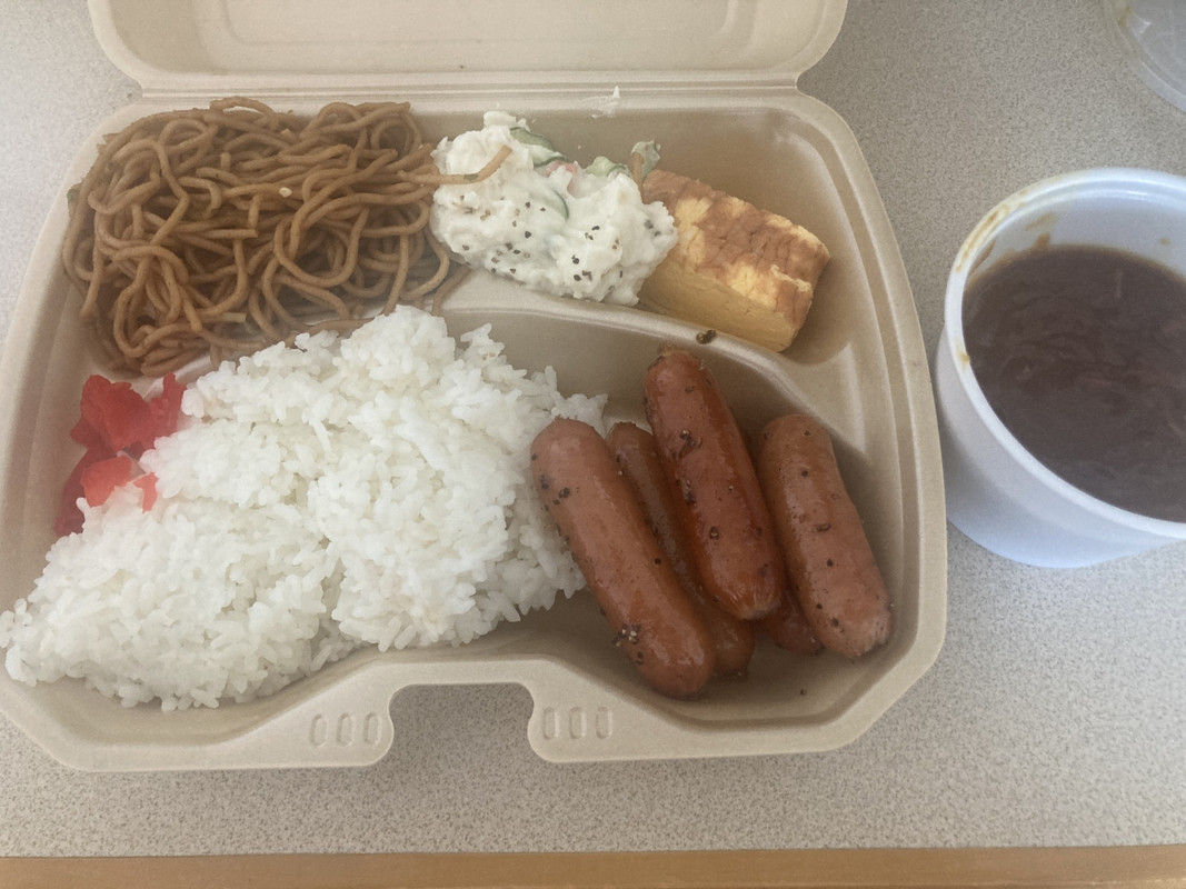 朝から焼きそば、カレー、ウインナーとわんぱくなご飯だ