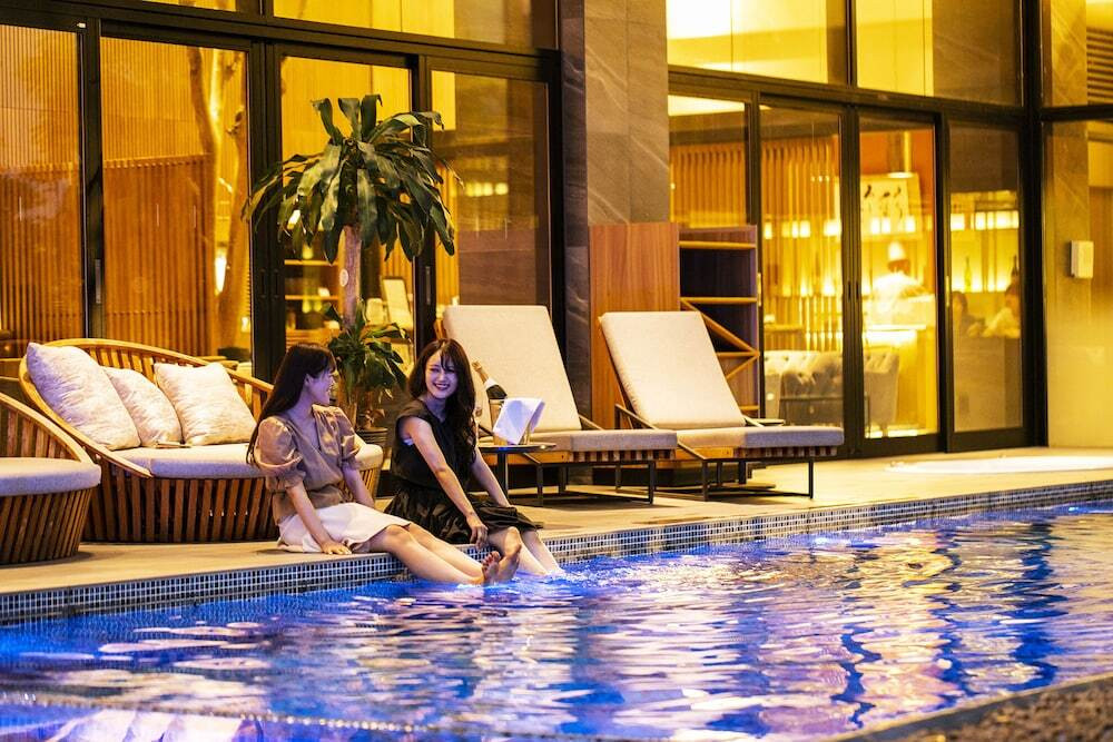 夜のガーデンプール①