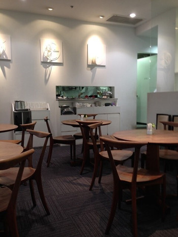 「カフェ コムサ 藤沢さいか屋店」内観 733411 