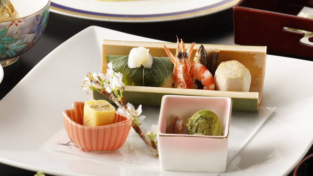 創業当時から受け継ぐ
贅沢な懐石料理 / 1