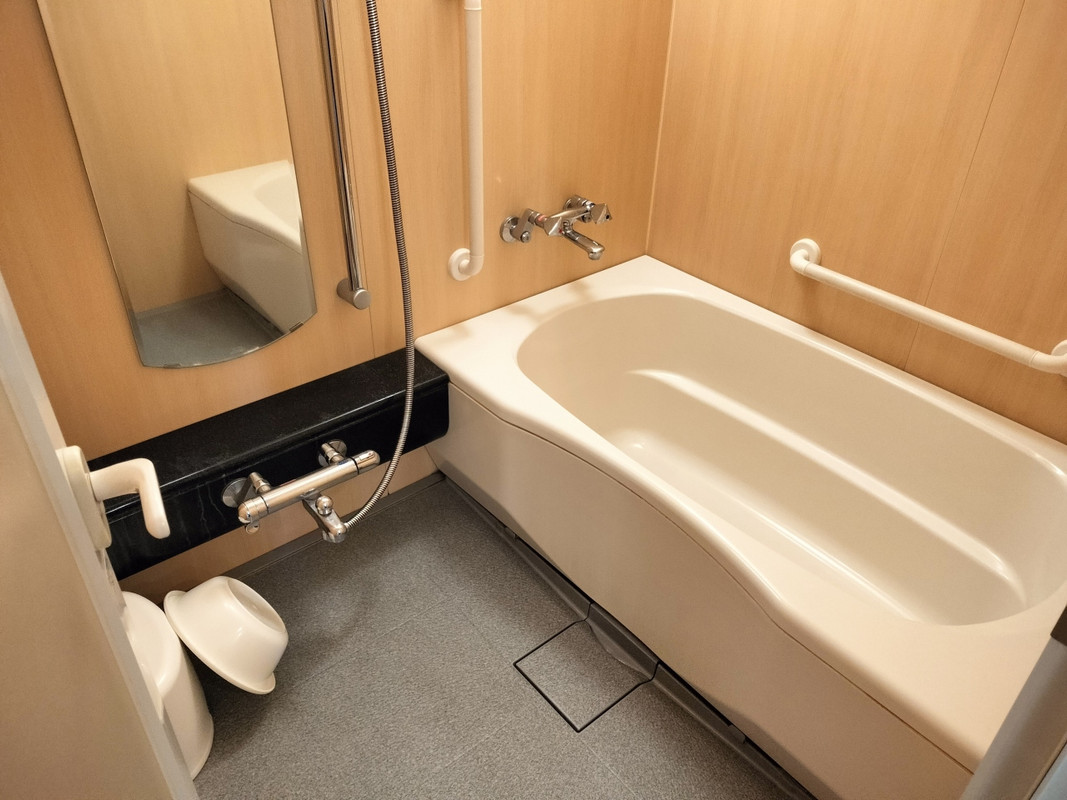 手すりがあって安心、脚も真っ直ぐに伸ばせます