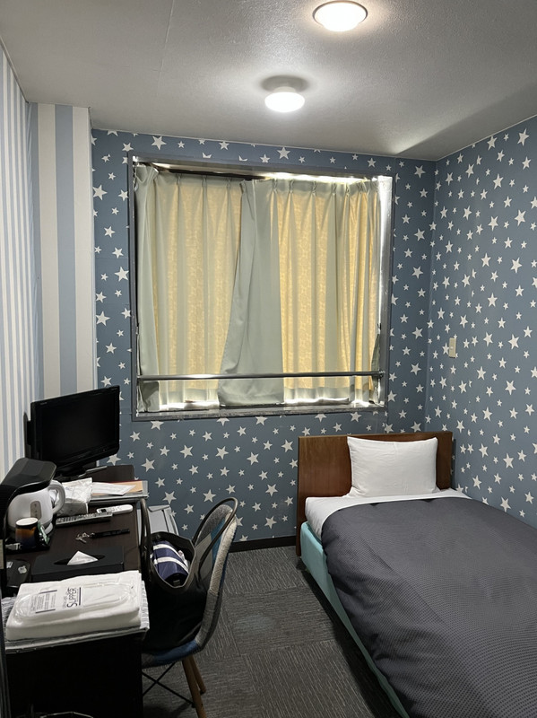 壁紙がめくれていてボロい