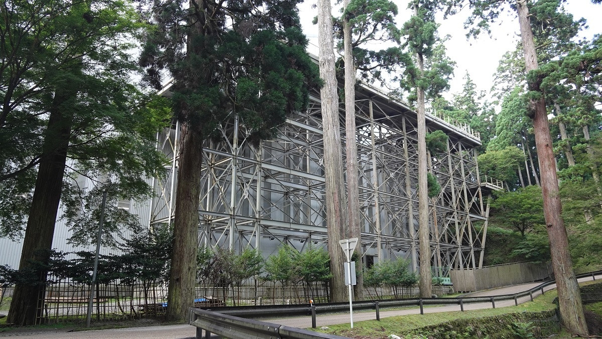 改装中で仮屋おおわれた根本中堂脇を下ります