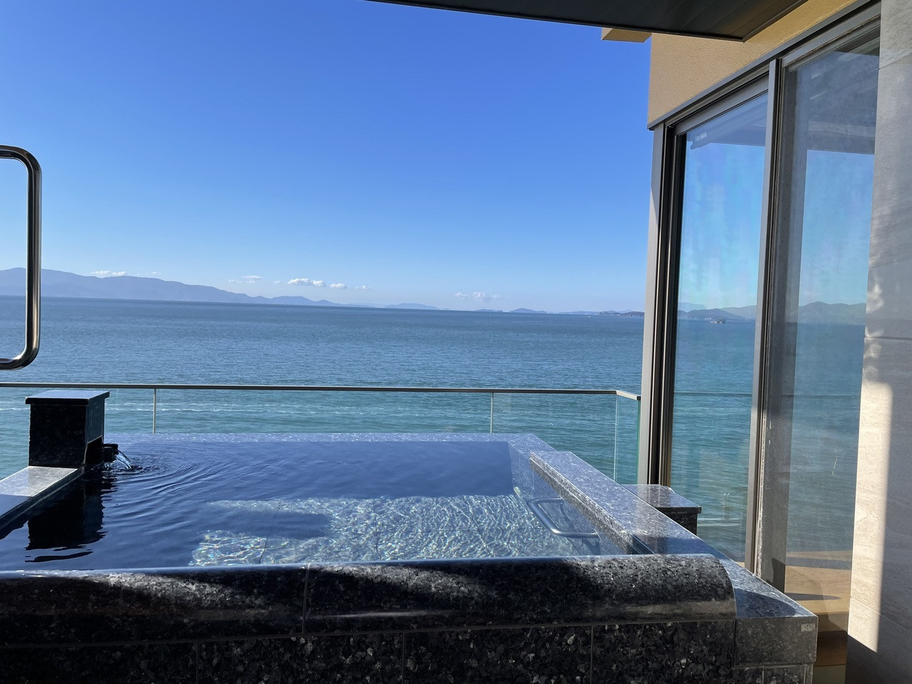 目の前にある海を眺めながら2人で入れるインフィニティ露天風呂♪4273280