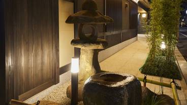 施設の正面 (日没後) / 2