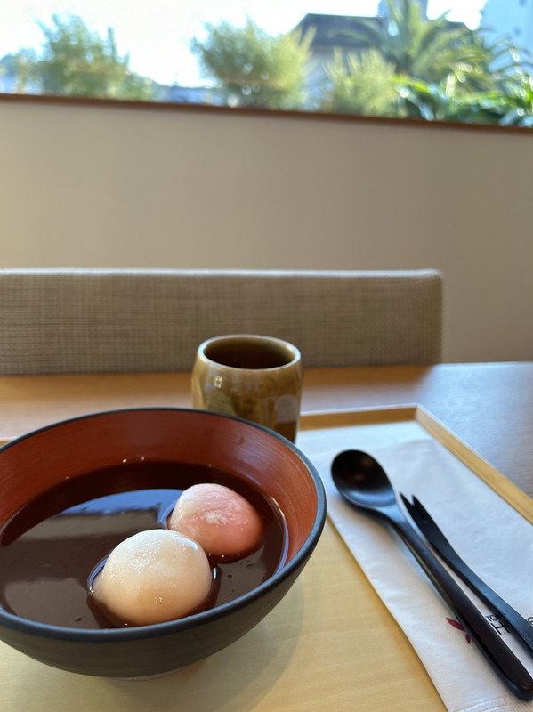 「ぜんざい」に入っていた紅白は、ミニ雪見だいふく風アイス♪