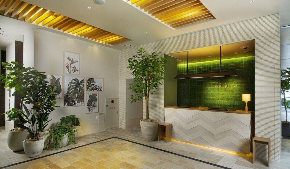 緑に囲まれたフロント / 1