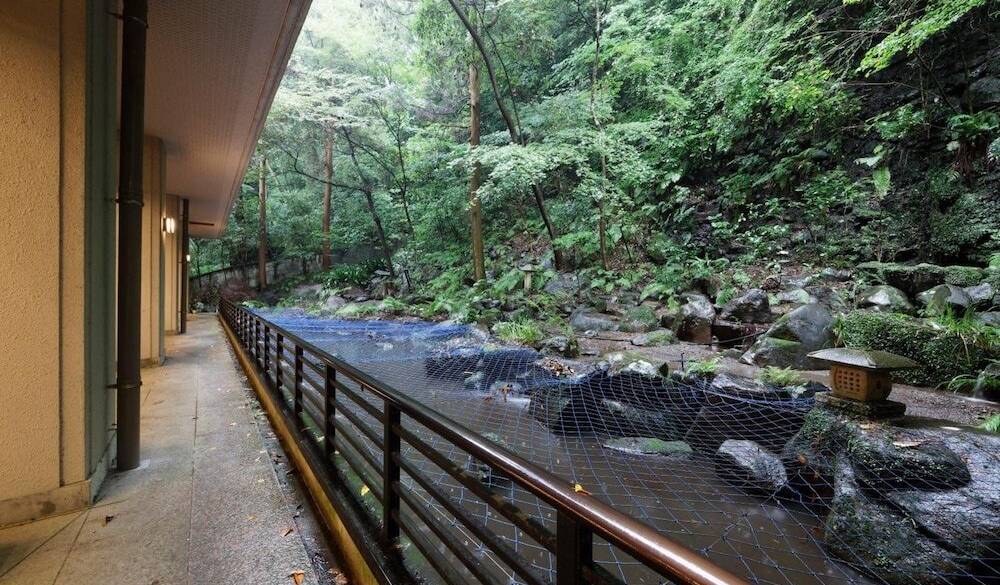 ロビー前の池 / 1