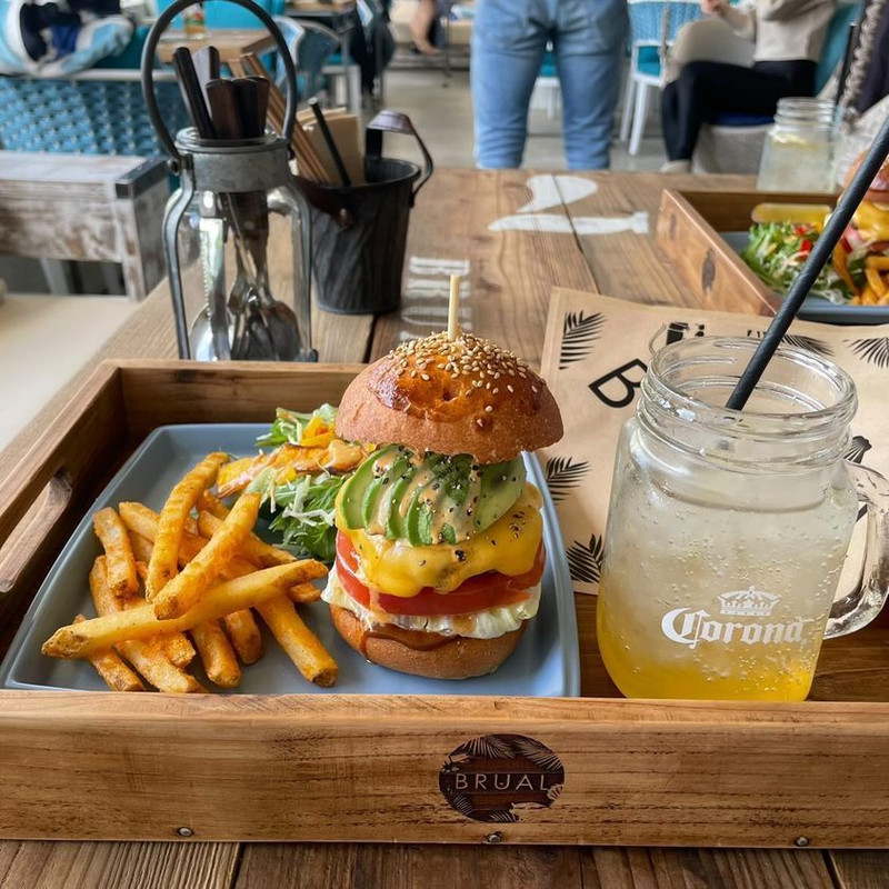 アボカドチーズバーガーと自家製レモネード / 1