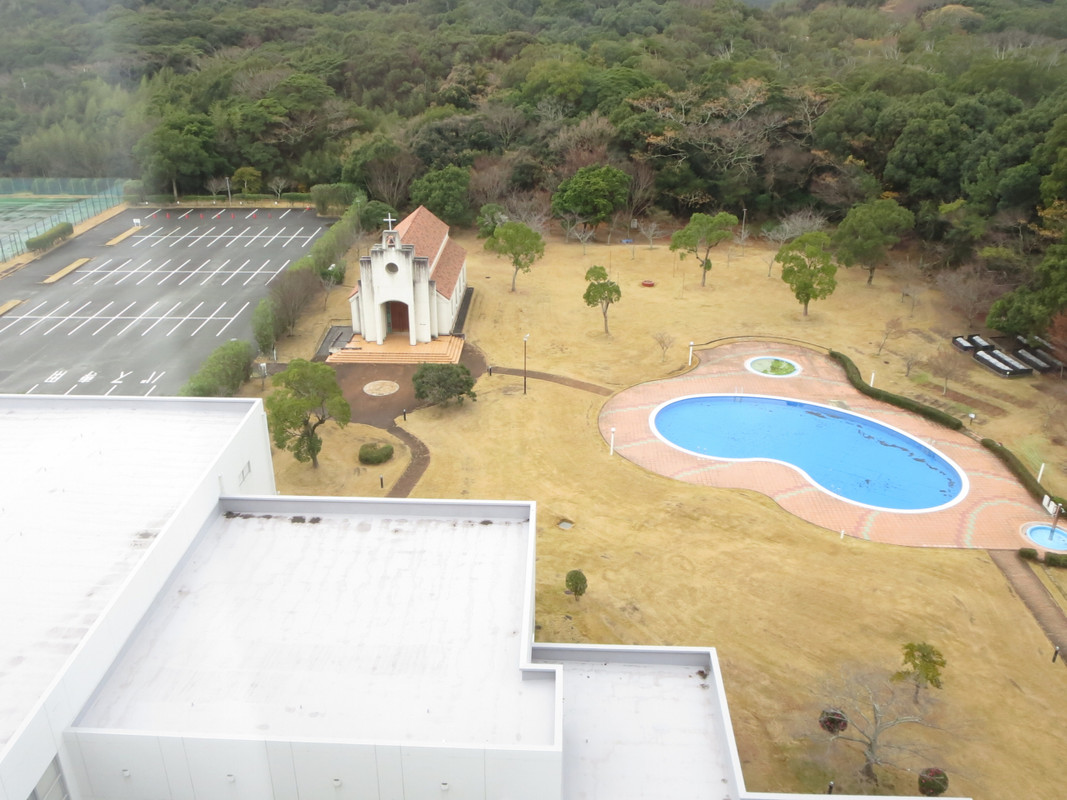 窓から下を見ると大きくはないですがプールがありました。