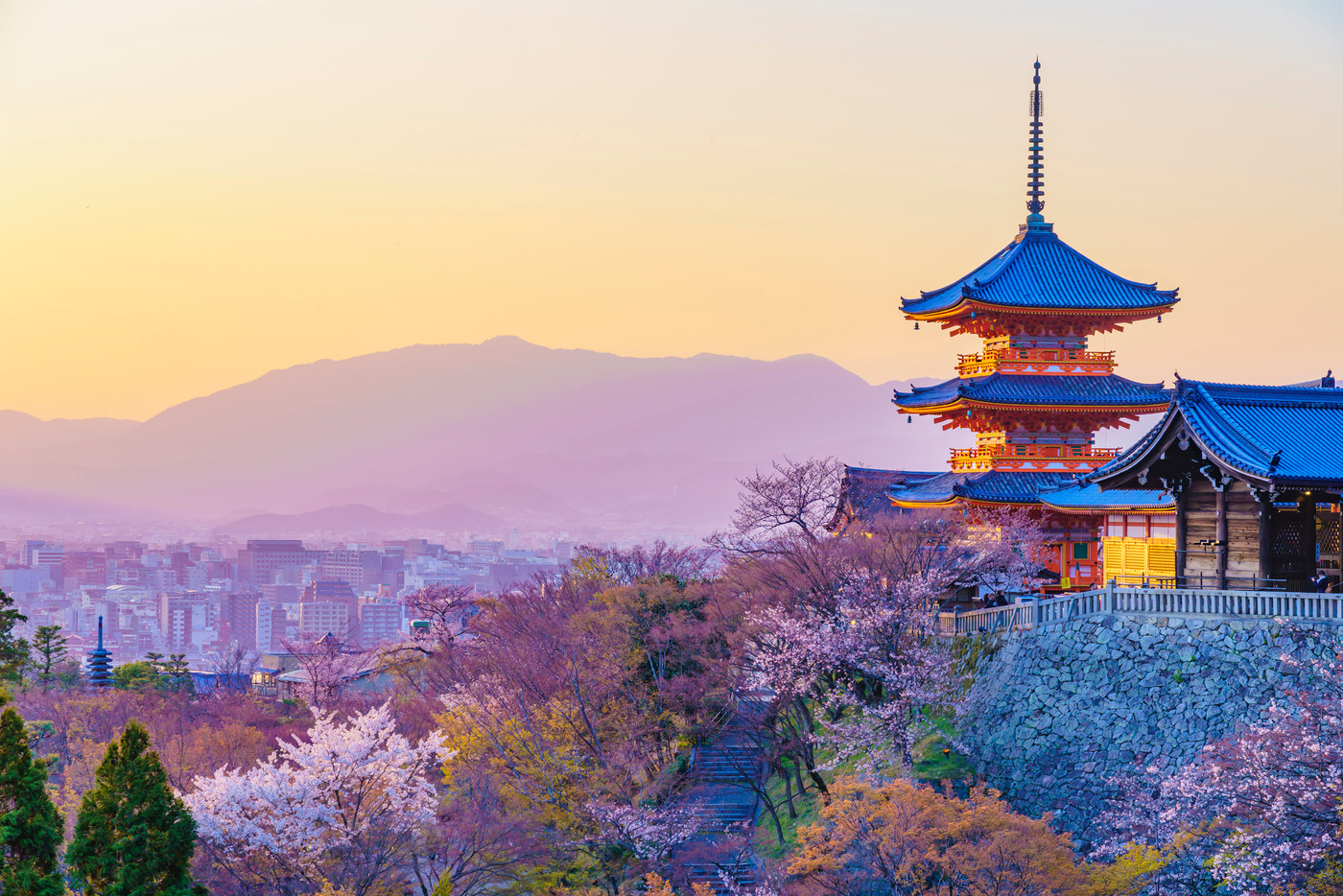 京都 春の清水寺 三重塔　　