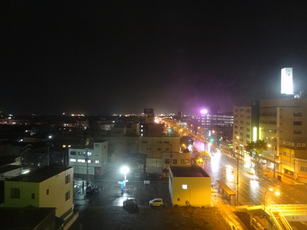 客室から眺めた青森市内の夜景。