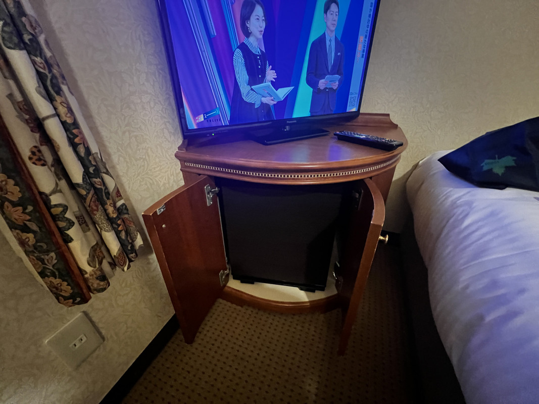 テレビと冷蔵庫の位置が変です