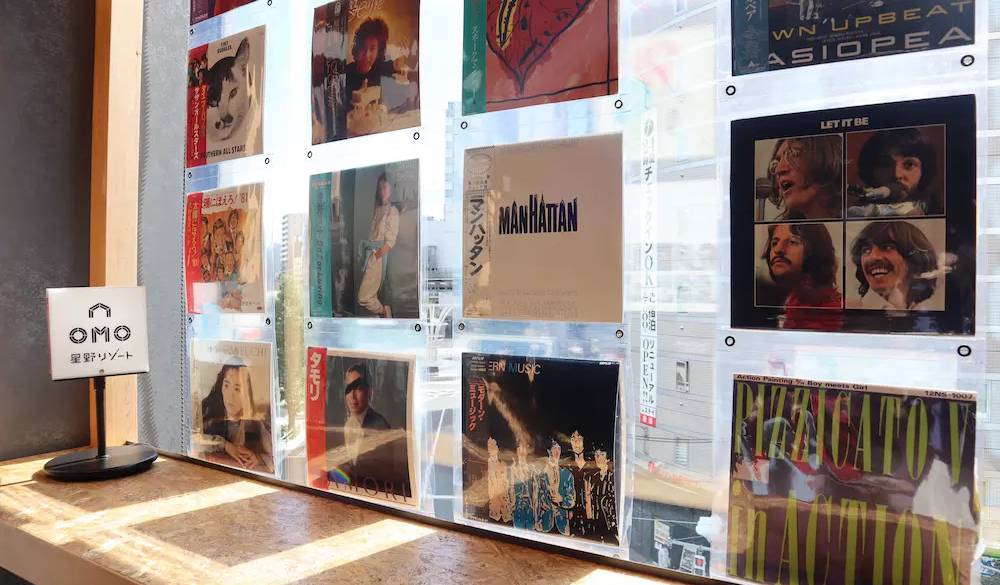 レコードは音楽好きならチェックしたくなるはず。ロックやシティポップなど、80年代を中心に様々なジャンルにレコードがラインナップされていました。