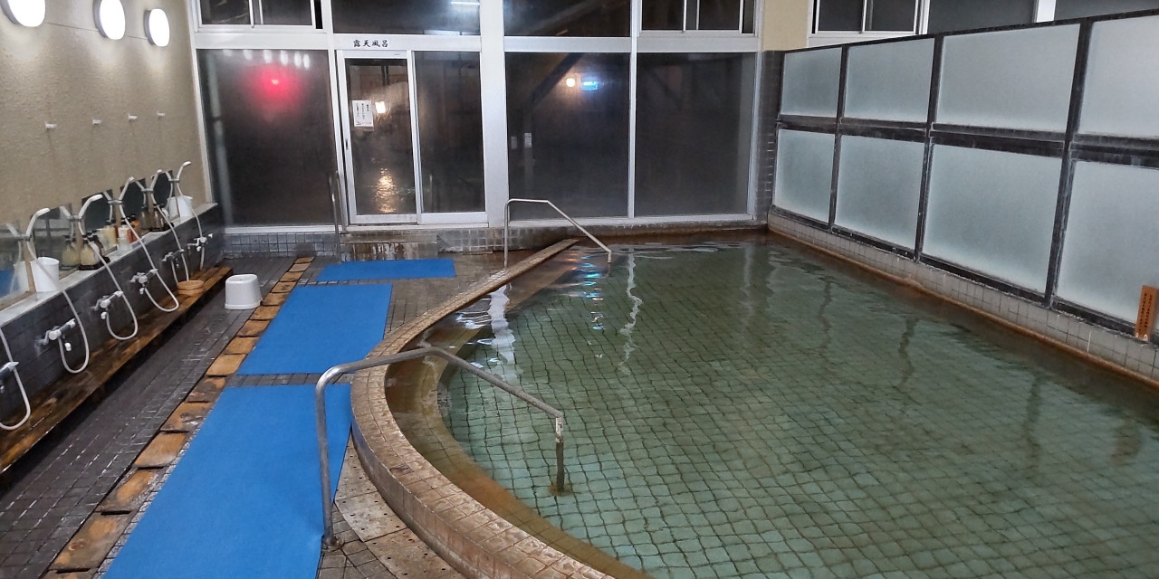 内湯から露天風呂の光景