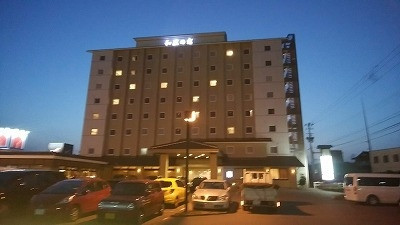 バイパス沿いの広い駐車場が目印