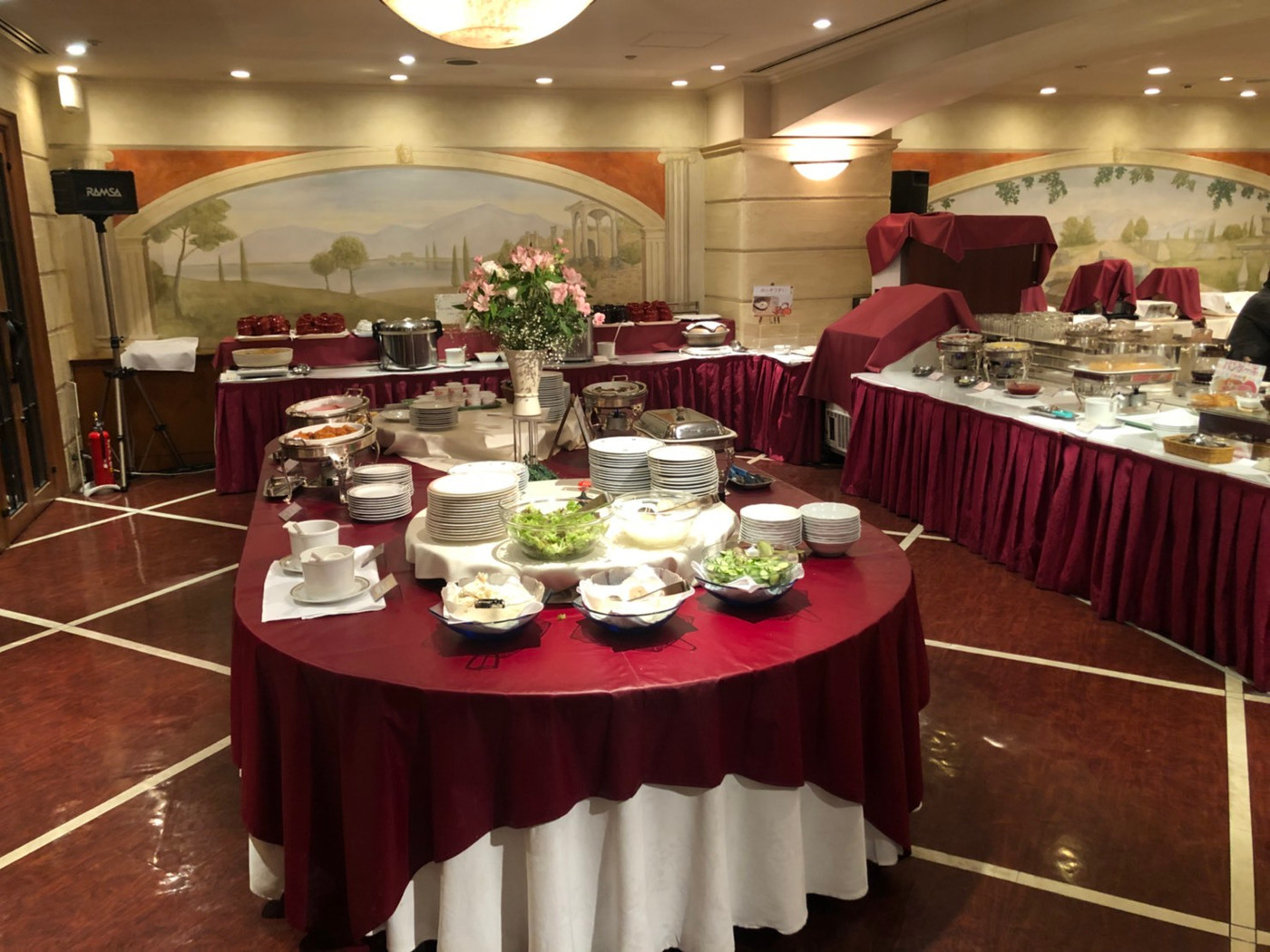 ホテル2階で朝食バイキングを味わう2009344