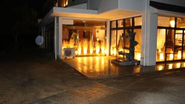 施設の正面 (日没後) / 2