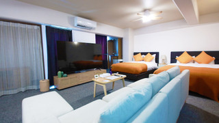 ジュニアスイートルーム　ダブルベッド1台＆セミダブルベッド3台　禁煙　清掃料金別　連泊時の清掃なし