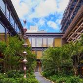 エースホテル京都（京都府 スタンダードホテル）：歴史的建造物の「旧京都中央電話局」を活かした「新風館」内に佇む。中庭の緑が目を潤す。 / 5