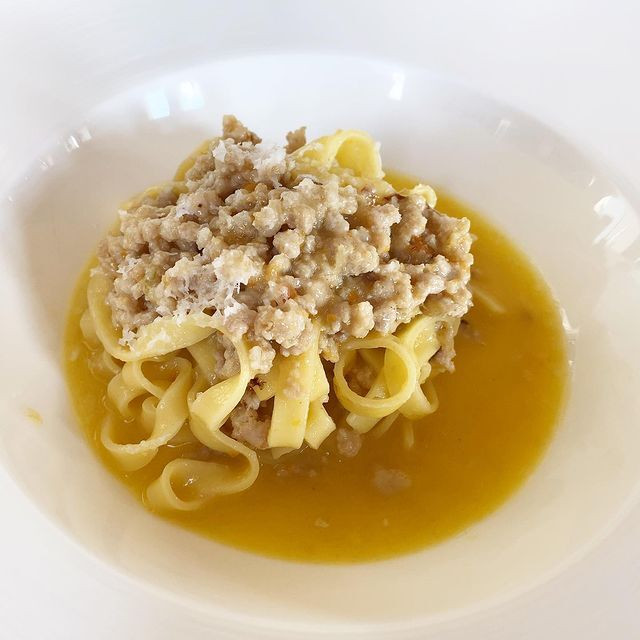 シェフ自らが厳選した食材の鮮やかなイタリアンを、アラカルトやコースで楽しめる。ワインは、世界各国のヴィンテージから人気のワイナリーのものなど約3,000本が揃う / 1
