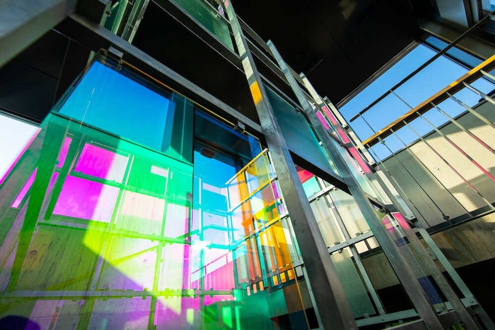 屋上へと続く階段