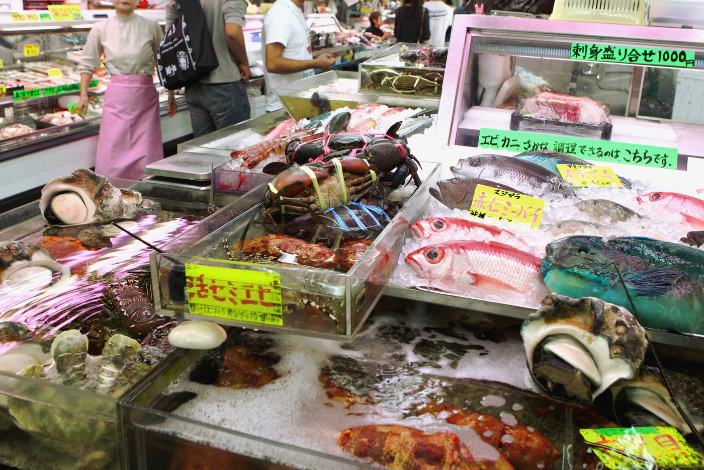 自分で選んだ車エビをそのままぱくり♡「第一牧志公設市場」2218490