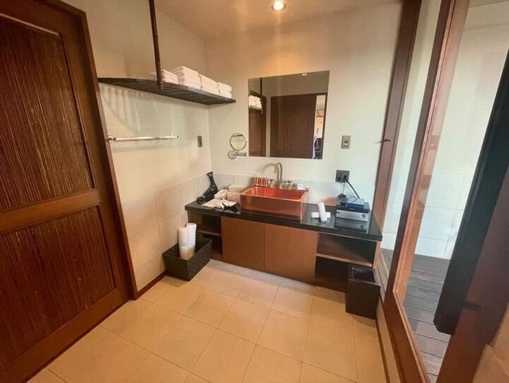 お部屋には肌触りの良いベッドシーツやタオル類、ゲランのアメニティなど上質なアイテムが揃っていて、何泊でも快適に過ごせそう♪ / 3