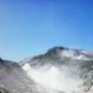 ホテルから出てすぐ硫黄山の煙が見えます