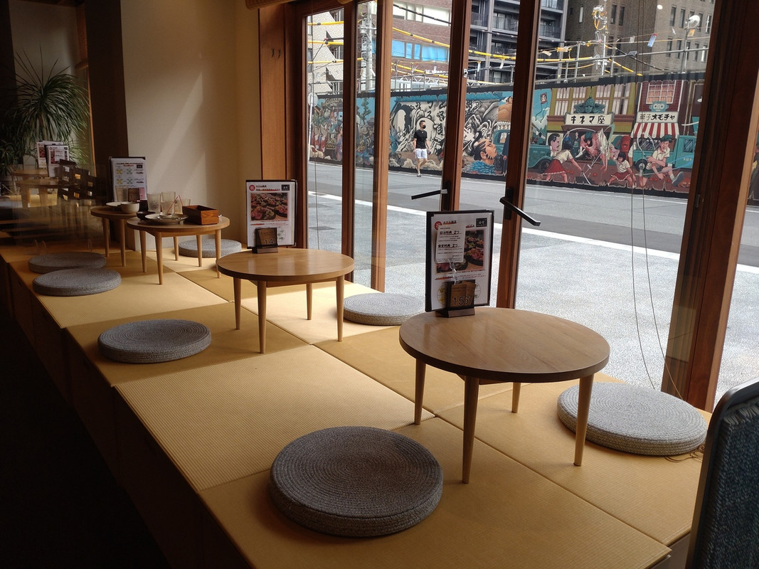 食堂には小上がりもある