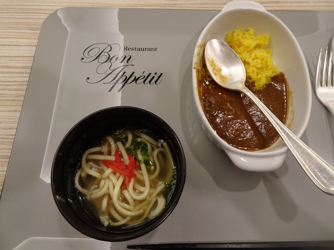 沖縄そばとカレーです