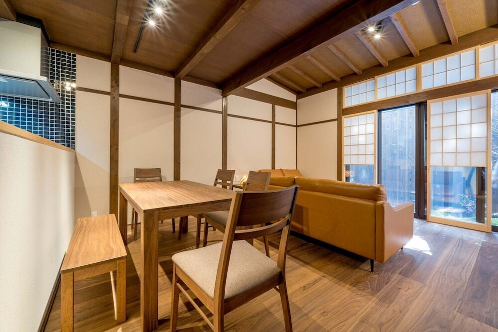 客室内のダイニングエリア