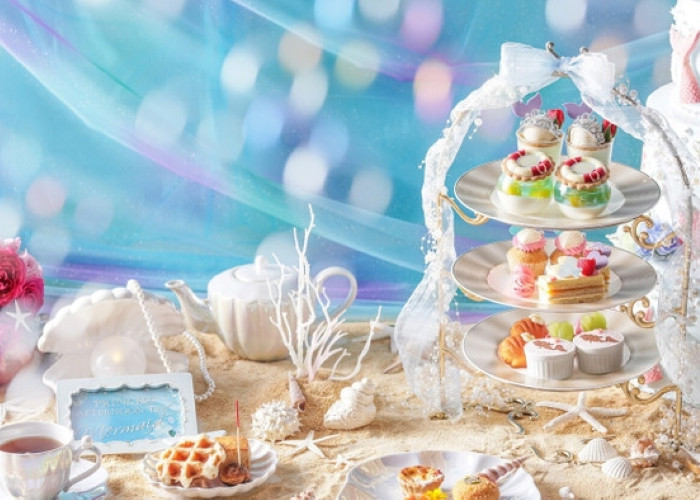 吹き抜けが開放的な「ニューヨークラウンジ」のアフタヌーンティー。季節ごとにテーマが変わり、見た目も華やか♪