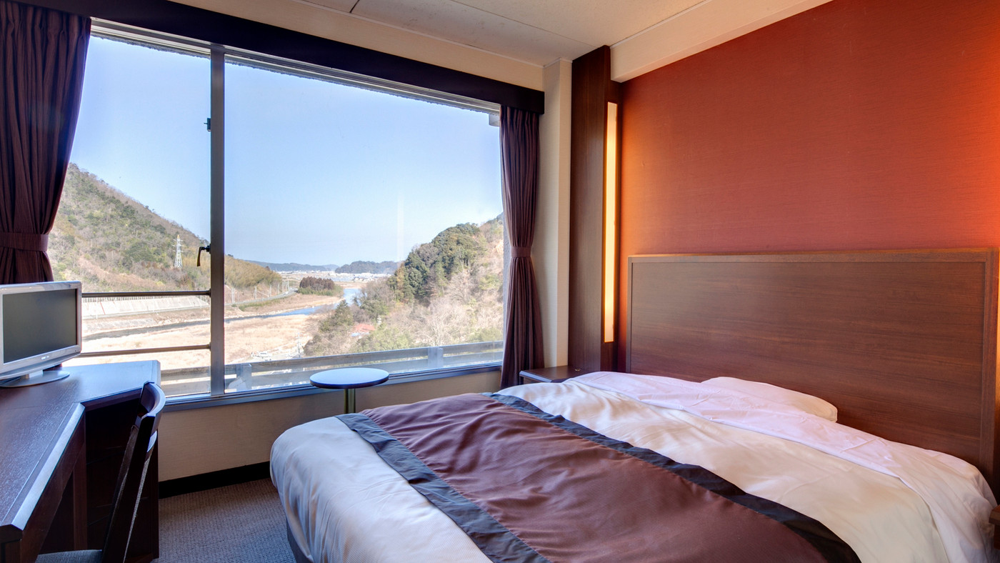 5.バイキングスタイルの夕食が楽しめる「三朝ロイヤルホテル」3636325